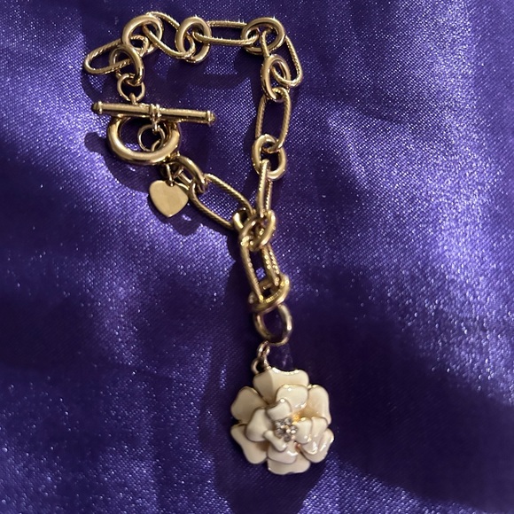 VTG Enamel flower and gold tone toggle clasp bracelet. Quite pretty!! - Picture 3 of 6